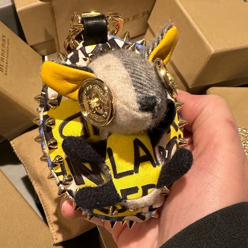 BURBERRY BAG CHARM..BOB THE HEDGEHOG STUDDED GRAFFITI PRINT